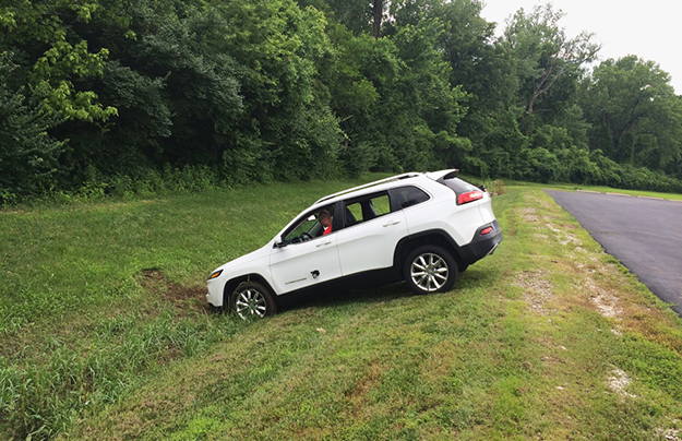 Хакери изхвърлиха Jeep Cherokee от пътя