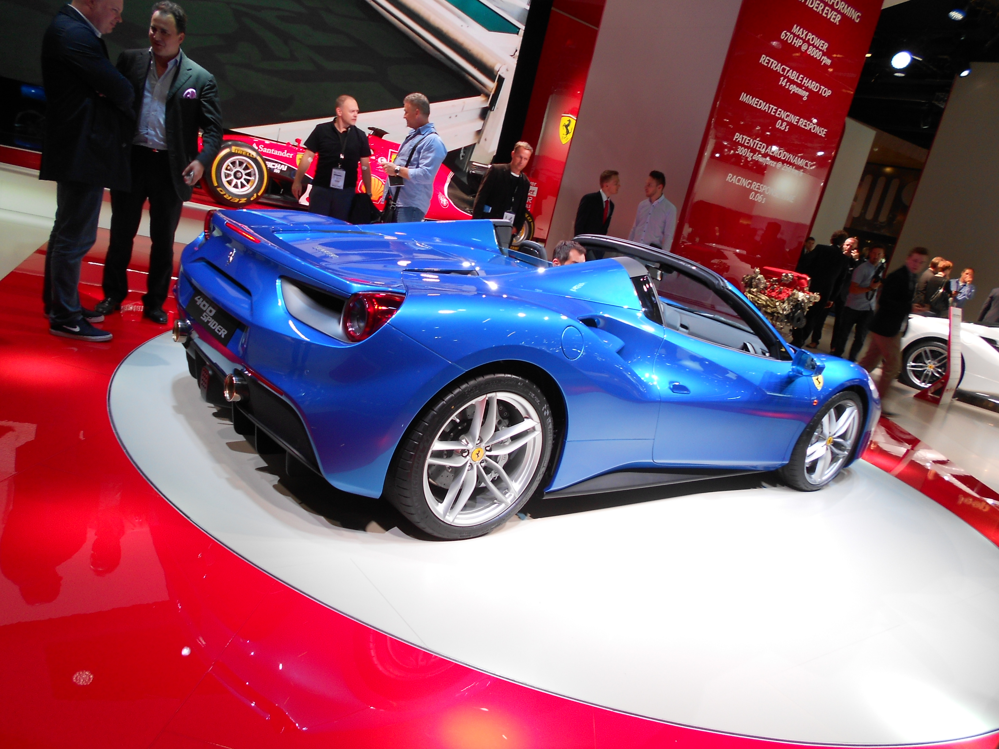 Ferrari показа най-мощния си роудстър