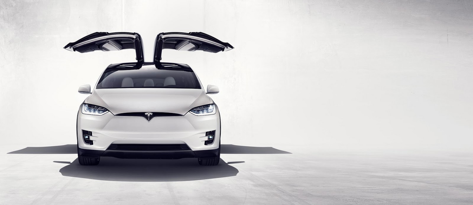 Tesla свали цената на Model X с 52 000 долара