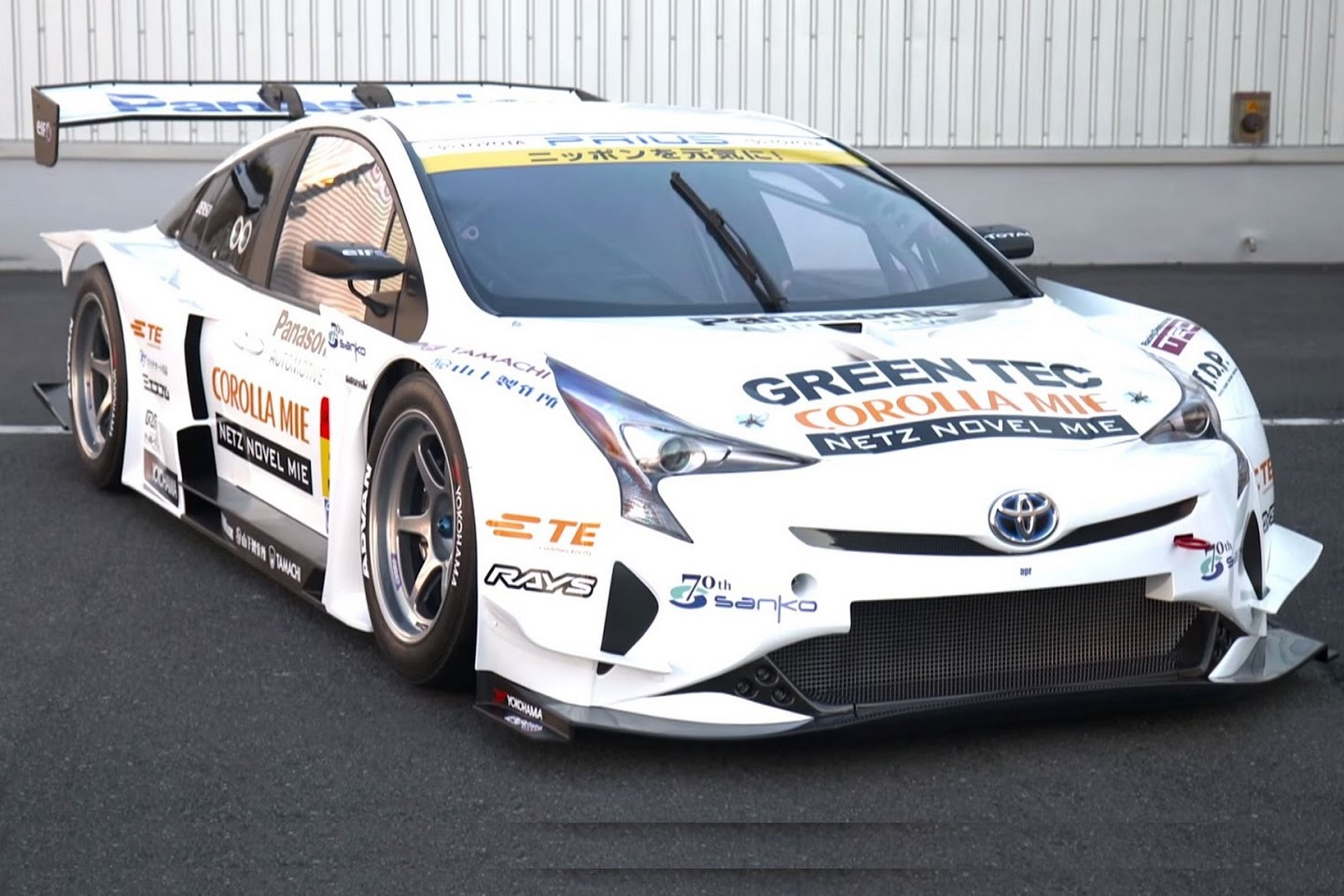 Toyota Prius в състезателни дрехи