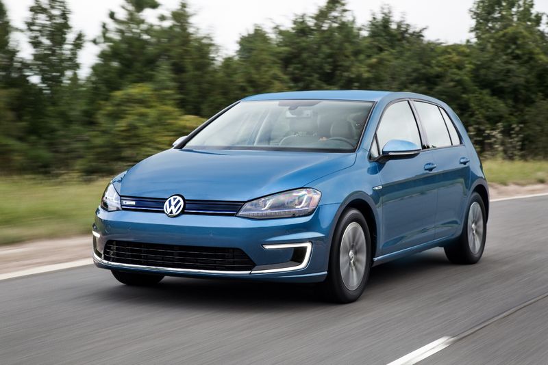 Volkswagen изтегля е-Golf в сервизите