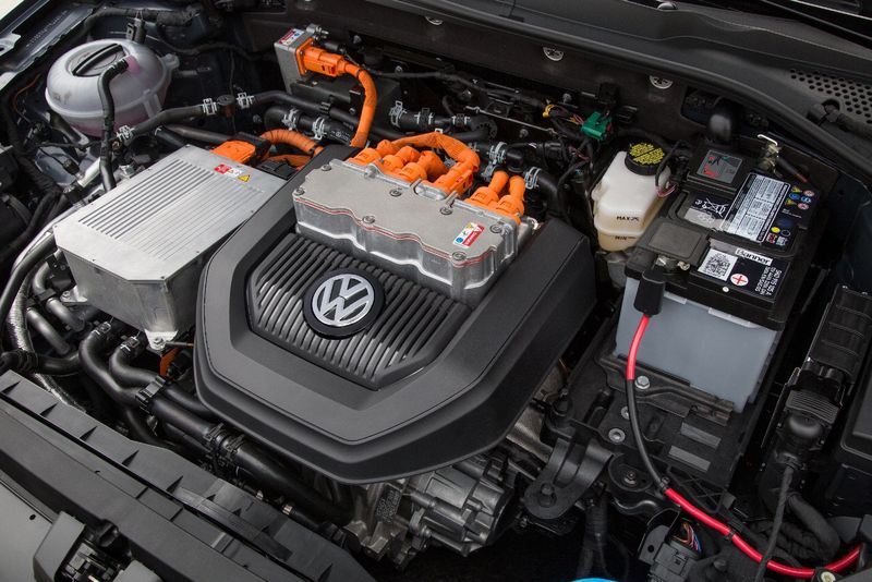 Volkswagen изтегля е-Golf в сервизите