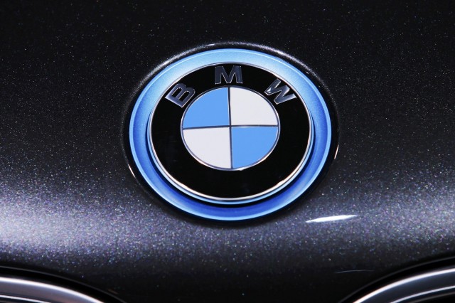 BMW забавя инвазията на роботите