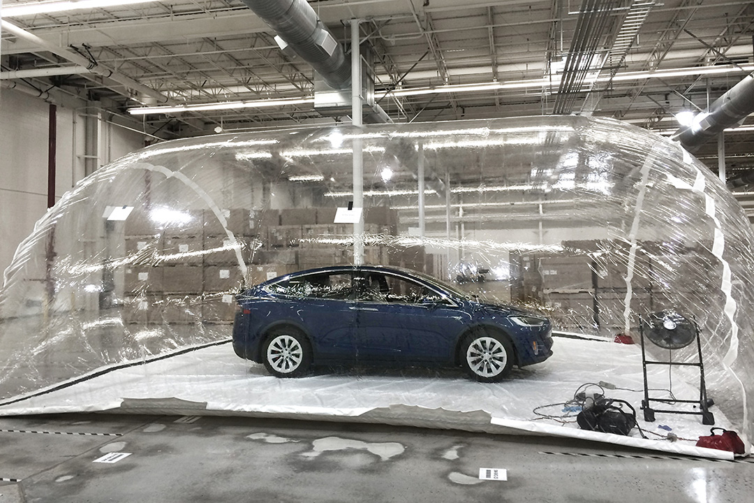 Tesla Model X издържа на химическа атака