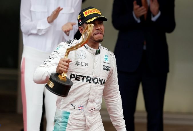 Хамилтън взе първа победа за сезона във Формула 1