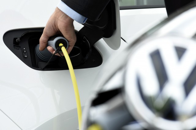 Volkswagen налива в електрически технологии