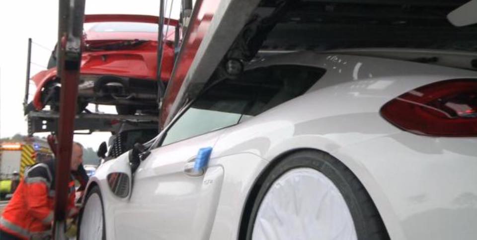 Камион потроши седем Porsche Cayman GT4