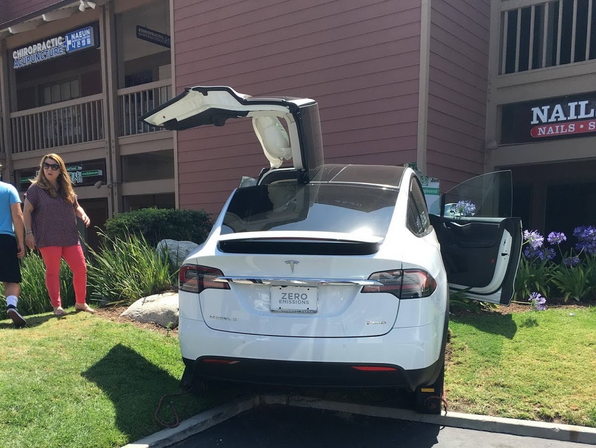 Още една неуправляема Tesla?