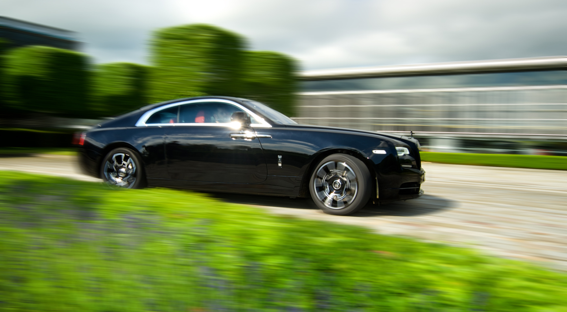 Rolls-Royce показа най-бързите Ghost и Wraith