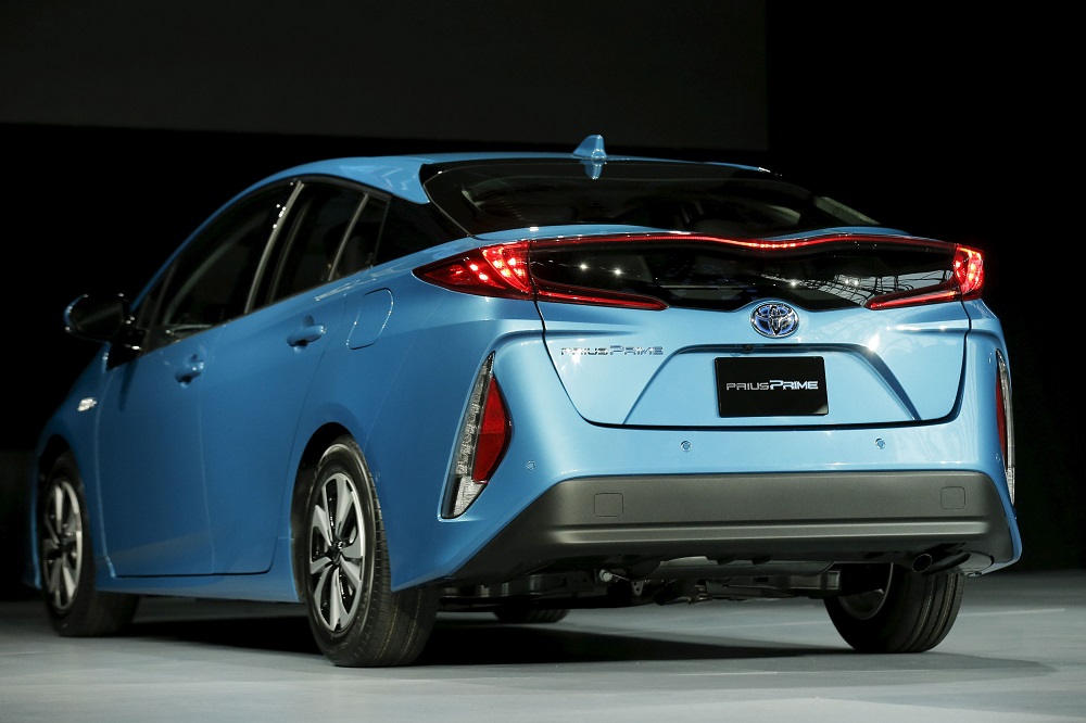 Toyota отложи излизането на Prius Prime