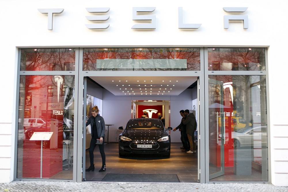 Китайци хакнаха системите на Tesla Model S