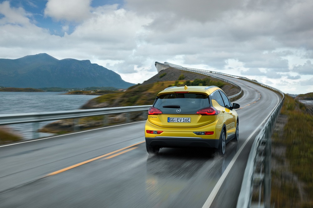 Електрическият Opel преминава 500 км. с едно зареждане
