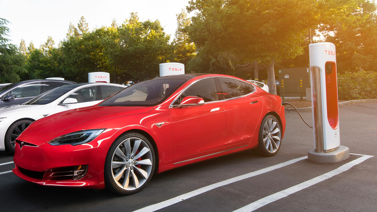 Tesla продава повече коли, отколкото може да обслужи