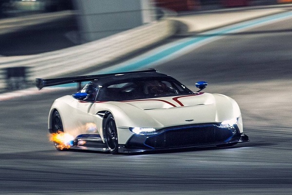 Крис Харис се позабавлява с най-екстремния Aston Martin на пистата в Абу Даби (Видео)