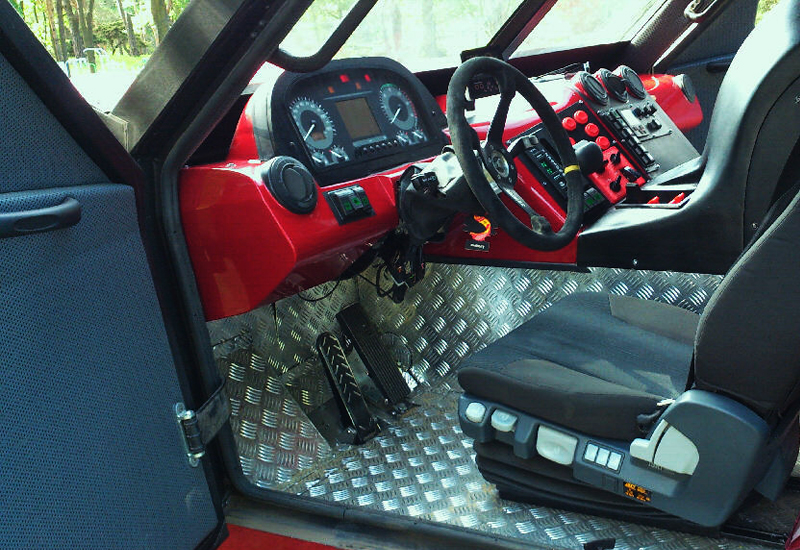 Поляци направиха джип, който се движи настрани (Видео) Поляци направиха джип, който се движи настрани (Видео)