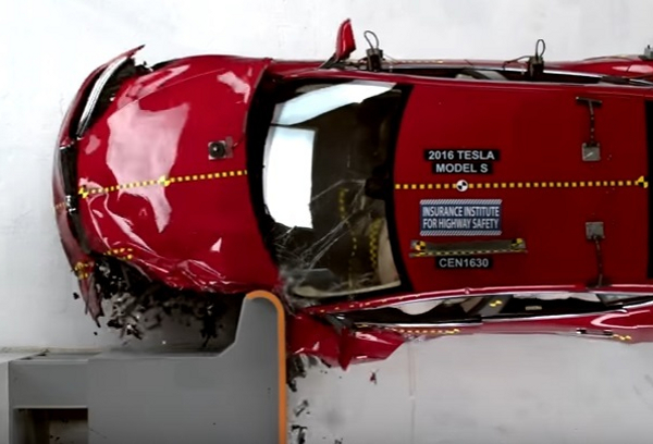 Tesla S и BMW i3 се провалиха на краш-тестове