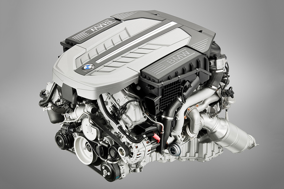 Как еволюира V12 двигателя на BMW през годините
