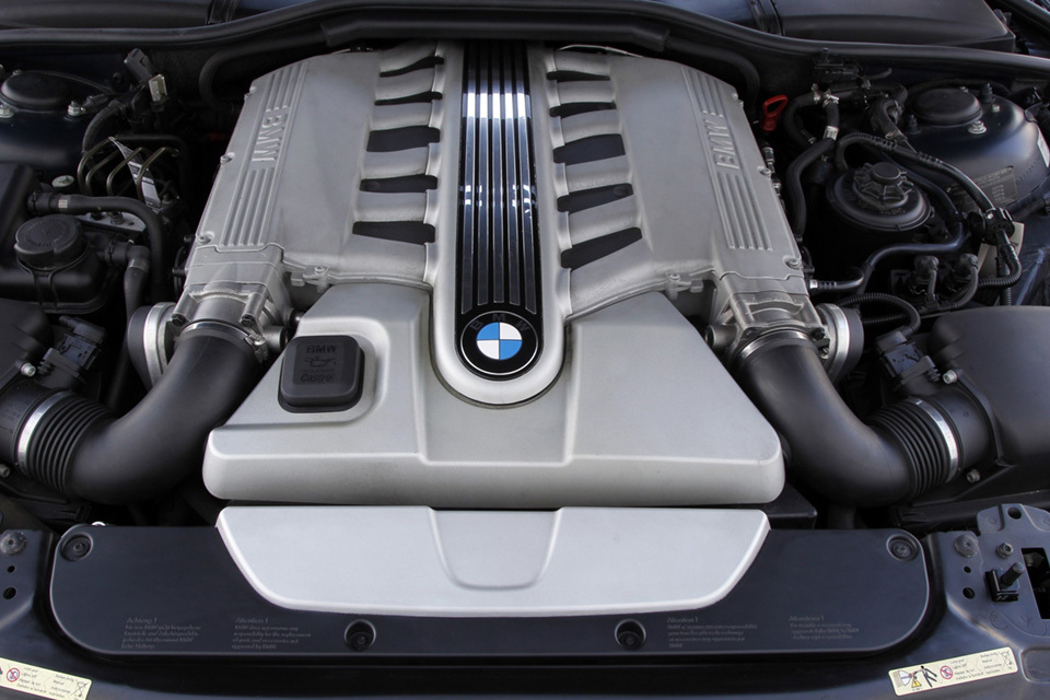 Как еволюира V12 двигателя на BMW през годините
