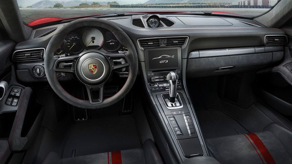 Новото Porsche 911 GT3 се върна към механичните скорости
