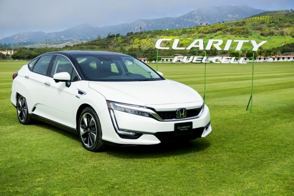 Honda предлага водородната Clarity практика без пари