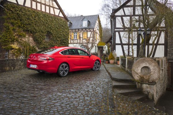 Скок нагоре: Тестваме новия Opel Insignia