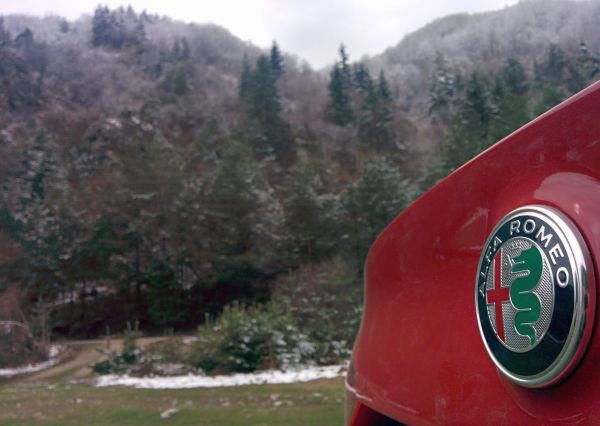 Когато германците ги няма: Alfa Romeo Giulia срещу Jaguar XE