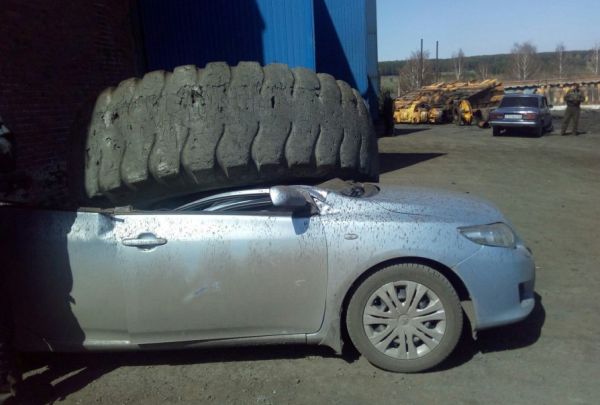 Гръмнала гума превърна Toyota Corolla в кабриолет (ВИДЕО)