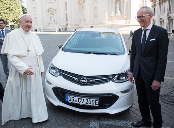 Opel подари Ampera-e на папа Франциск