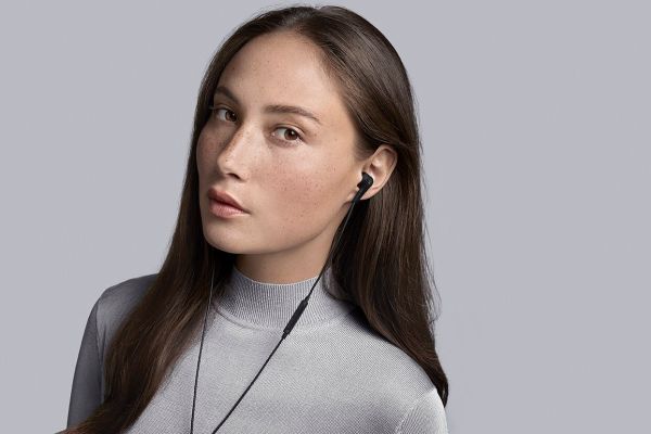 Новите слушалки Beoplay E4: Mодерни, стилни и с още по-добра технология за изолиране на външния шум