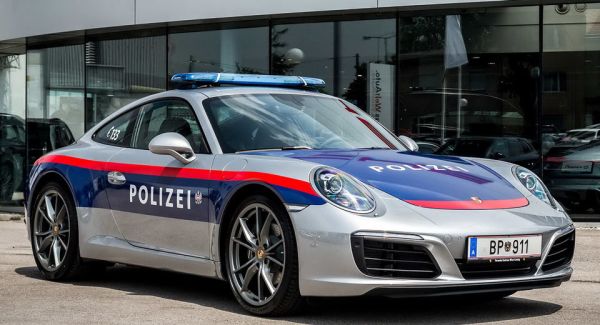 Полицията в Австрия се обзаведе с Porsche 911 (ВИДЕО)