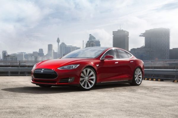 Tesla се отказва от задното предаване при Model S