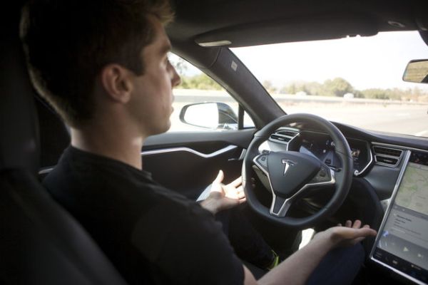 Защо новата Tesla следи шофьора с видеокамера?