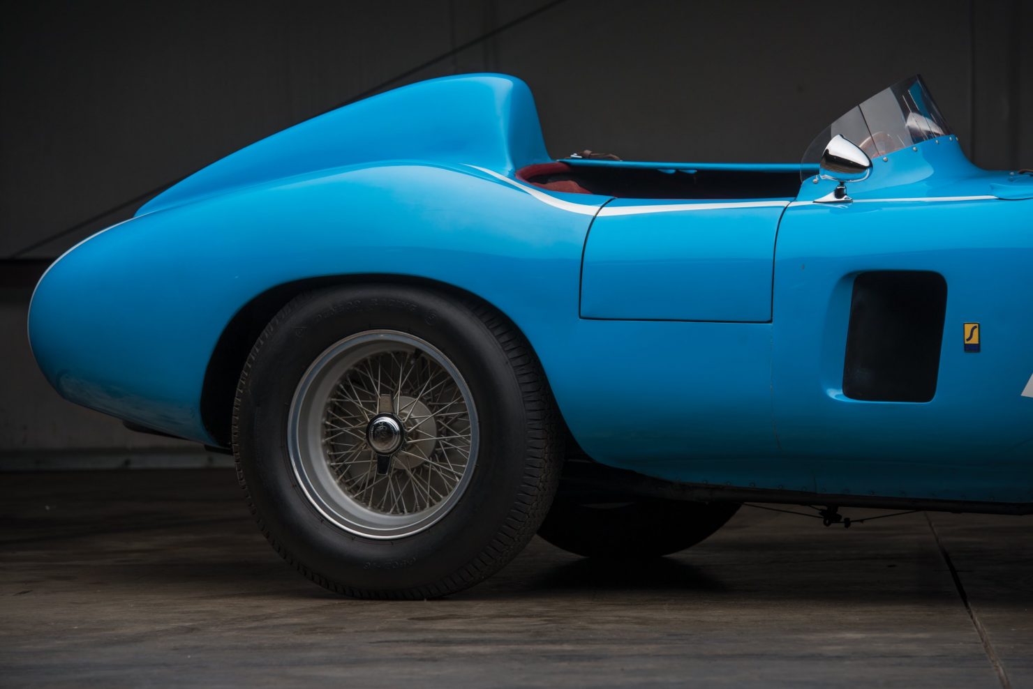 Необикновеният живот на едно синьо Ferrari