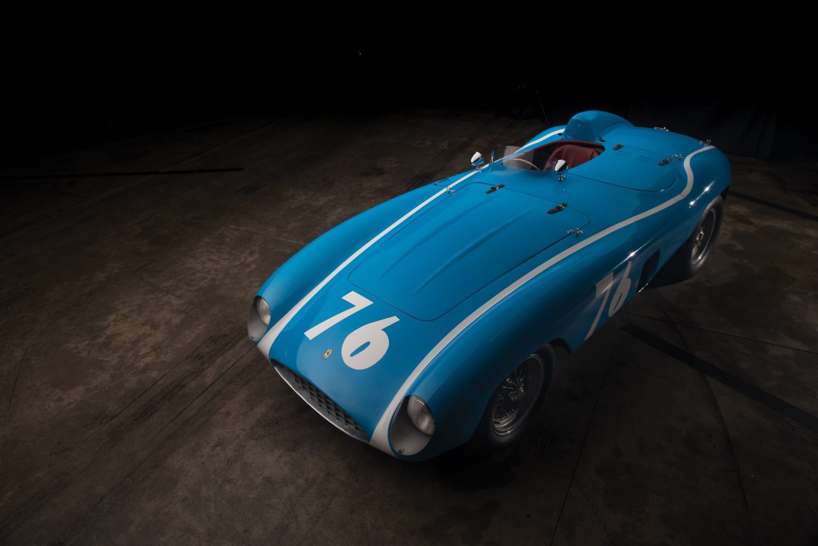 Необикновеният живот на едно синьо Ferrari