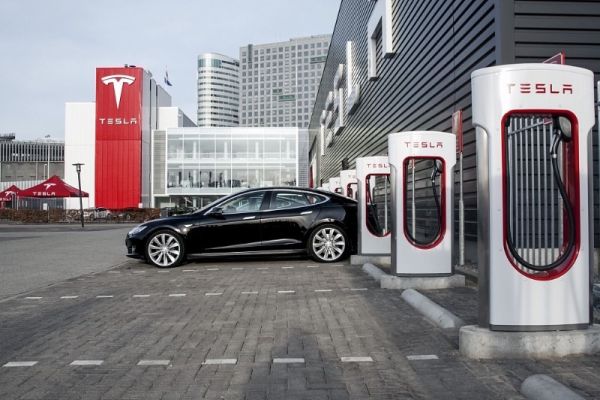 Tesla ще поставя зарядни станции в домовете на клиентите си