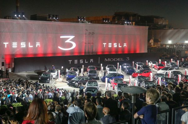Дилъри на Tesla забъркаха скандал с продажбите на Model 3
