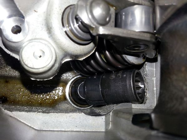 Собственик на Mitsubishi Lancer Evo откри гаечен ключ в двигателя