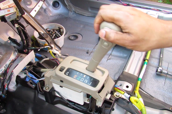 Как работи лостът на автоматичната скоростната кутия? (ВИДЕО)