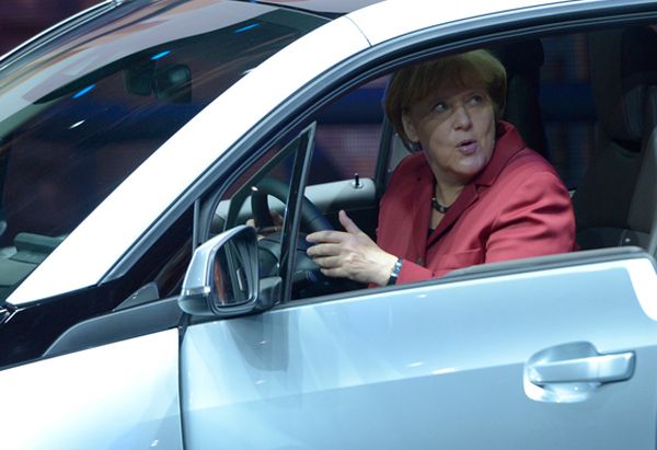 Меркел отново критикува германската автомобилна индустрия