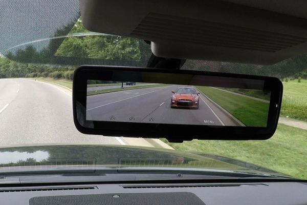 Огледало в салона на Nissan прави пътниците прозрачни