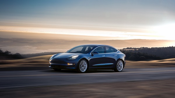 Tesla деактивира автоматичната аварийна спирачка за определени модели