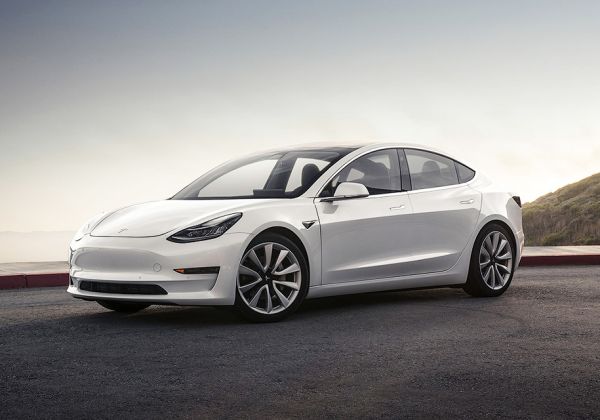 Tesla отказа да се бори за „Автомобил на годината”