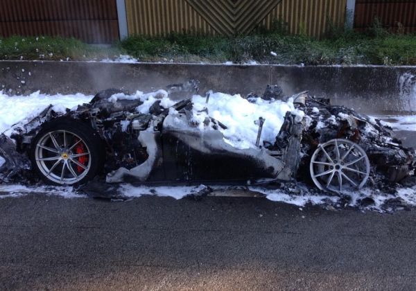 Една от 799-те суперколи Ferrari F12tdf изгоря на пътя