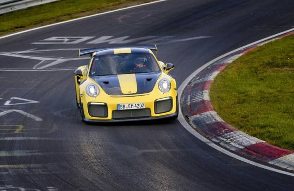 Porsche 911 GT2 RS е новият крал на „Нюрбургринг” (ВИДЕО)