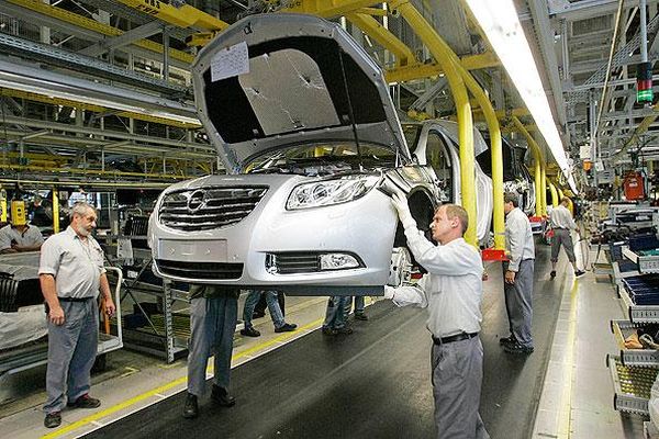 Opel ще премине на двигатели PSA, поставяйки немските работници в риск