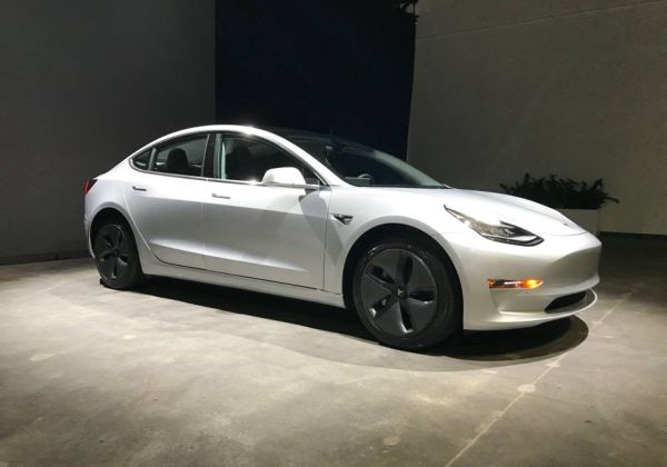 Tesla Model 3 на старо се продава 4 пъти по-скъпо от нова