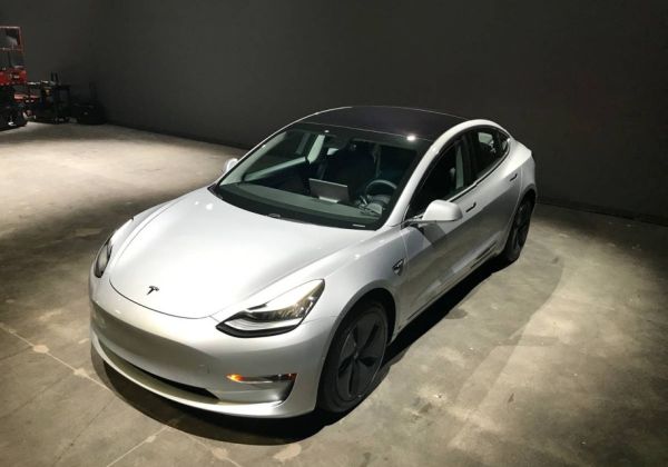 Tesla Model 3 на старо се продава 4 пъти по-скъпо от нова