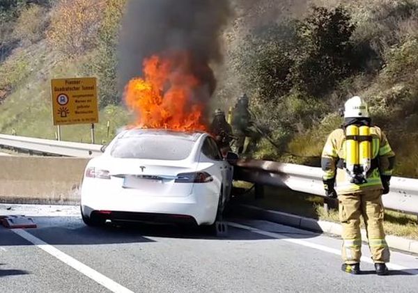Какво е нужно да се загаси горяща Tesla Model S? (ВИДЕО)