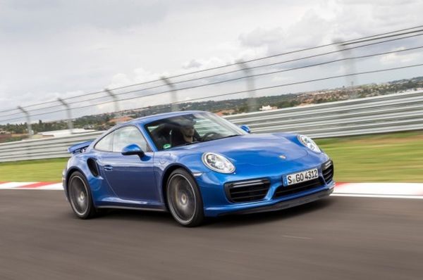 Хибридното Porsche 911 ще изминава 70 км на ток