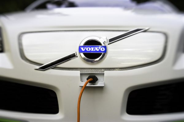 Volvo е голямата заплаха за Tesla при луксозните електромобили